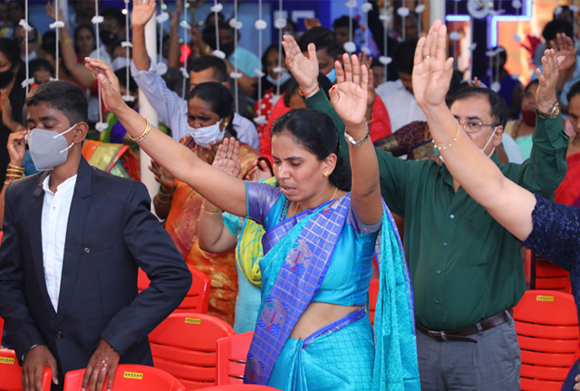 Grace Ministry Celebrates Christmas 2021 with Pomp and Grandeur on 17th Friday, December at its Prayer centre in Valachil, Mangalore. Hundreds gathered at the program and celebrated Xmas with Bro Andrew Richard and family.  